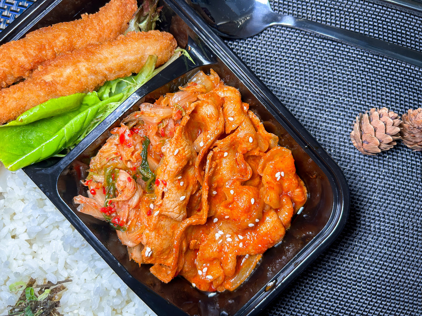 韓流泡菜豬腩肉珍珠飯配孜然雞條 | 便當飯盒到會